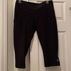 Athletic capri pants